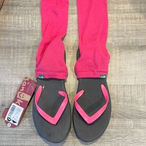 Rare sanuk tube flops in hot pink